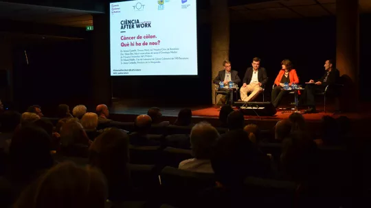 (de izquierda a derecha) El Dr. Castells, el Dr. Eduard Batlle, la Dra. Elena Élez, y el moderador de la sessión Josep Corbella, periodista de ciencia y salud en La Vanguardia (A. Ros, IRB Barcelona)