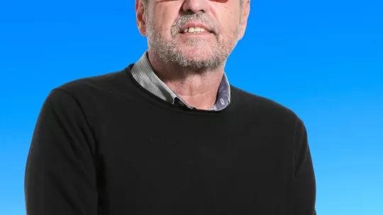 Ernest Giralt, Doctor en Ciencias Químicas, Catedrático de la Universidad de Barcelona (UB), ex-director del Laboratorio de Péptidos y Proteínas y primer Profesor Emérito del IRB Barcelona.