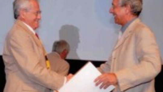 El Secretari General Electe de FEBS, Israel Pecht, lliura el <i>Diplome d'Honneur</i> a Joan J. Guinovart