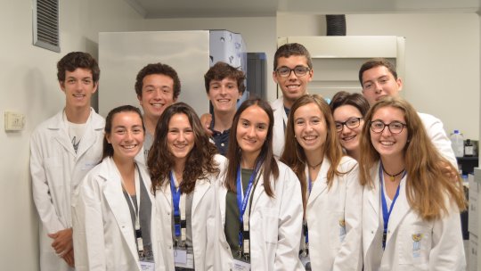 11 jóvenes investigadores aprenderán sobre proteínas, técnicas de laboratorio y bioinformática en el IRB Barcelona