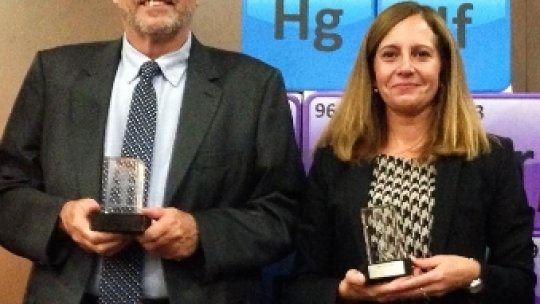 Ernest Giralt y Teresa Tarragó, fundadores de Iproteos, durante el acto de la entrega del premio. 