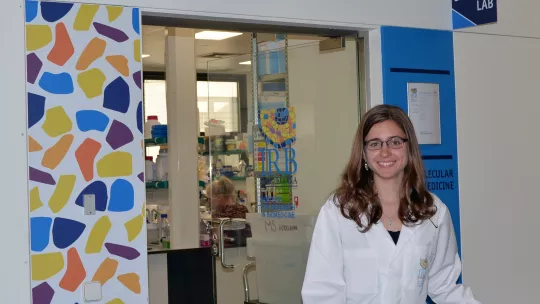 Elena Meléndez es la primera estudiante en obtener la beca "IRB Barcelona Futuro", impulsada por donaciones (Foto: IRB Barcelona)