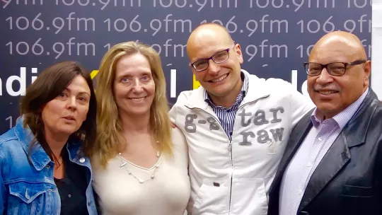 Sarah Sherwood (a la izquierda de la imagen) y Luca Tancredi Barone (centro de la imagen), RKB. 