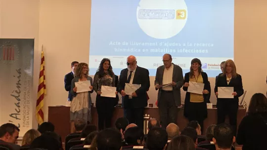 Ernest Giralt recibe el diploma en la ceremonia de La Marató