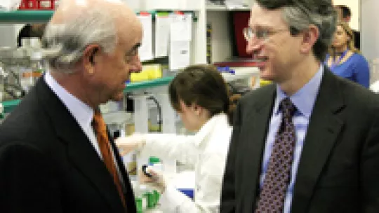 <p>Francisco González, presidente de la Fundación BBVA, y Joan Massagué, director adjunto del IRB Barcelona durante la visita al Laboratorio de Metástasis que impulsa en el instituto. </p>