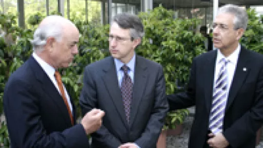 <p> Francisco González, president of the Fundación BBVA, Joan Massagué, adjunct director of IRB Barcelona and Joan J. Guinovart, director of IRB Barcelona.</p>