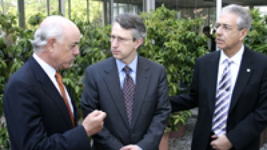 Francisco González, presidente de la Fundación BBVA, Joan Massagué, director adjunto del IRB Barcelona, y Joan J. Guinovart, director del IRB Barcelona.