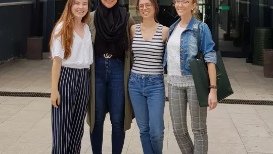 Maria Quintana, Socayna Jouide, Aida Bertolotti y Andrea Rodgers, las cuatro alumnas del programa de prácticas A Future in Biomedicine.