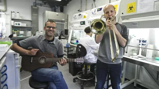 Salvador Aznar Benitah y Xavier Trepat. Imagen: La Vanguardia
