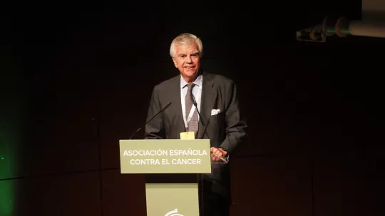 El presidente de la AECC, Ignacio Muñoz, durante la ceremonia de entrega de las ayudas. 