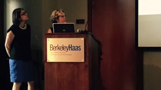 Teixidó i Bayó presentando el proyecto de un péptido antibiótico en la Haas Business School de la University of California Berkeley como parte del programa de formación en innovación