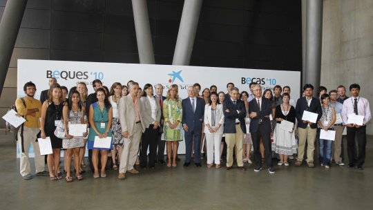 Galardonados junto a la Ministra de Ciencia y Innovación, Cristina Garmendia, el Director General de "La Caixa", Juan María Nin, y los directores de los cuatro centros beneficiarios del Programa Internacional de Doctorado "La Caixa".