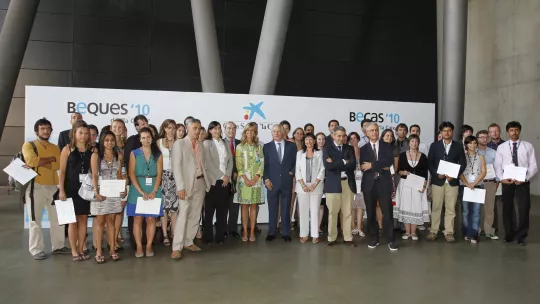 Els estudiants guardonats amb la Ministra de Ciència i Innovació, Cristina Garmendia, el Director General de "La Caixa", Juan María Nin, i els directors dels quatre centres beneficiaris del Programa Internacional de Doctorat "La Caixa".