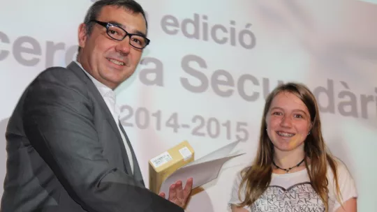 Molly Erin Geddis Berrow, recogiendo el premio del programa "Investigación en Secundaria" (Foto: PCB)