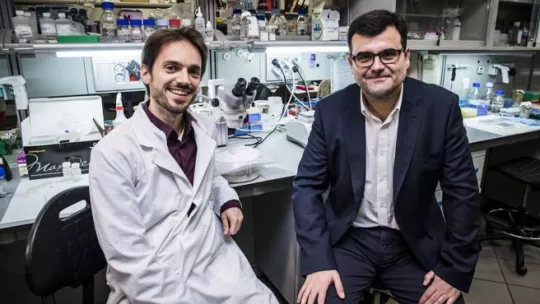 Eduard Batlle (derecha) junto a Daniel Tauriello, en el IRB Barcelona (Llibert Teixidó)