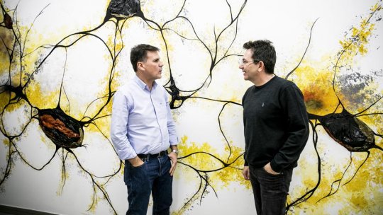 José Lucas and Raúl Méndez, in front of a mural of neurons at the Institute for Research in Biomedicine. Photo: Xavier Cervera, La Vanguardia