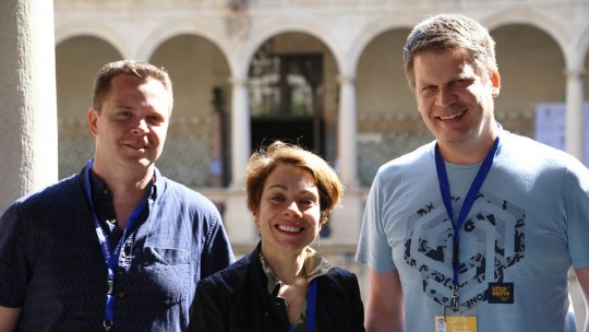Travis Stracker, Renata Basto y Jens Lüders, organizadores de la BioMed Conference