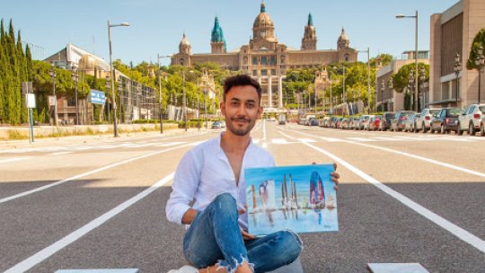 Mohamed Abdelsalam con algunas de sus obras frente a Montjuïc, en la Plaza de España (Barcelona). Crédito de la foto: Alejandro Silva Corbalán, fotógrafo y creador de vídeo.