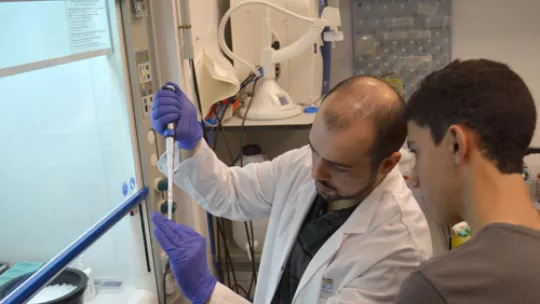 Scientist Francisco Barriga attending a student during the "PhD Express!" initiative in 2012 (Photo: Luca T. Barone))