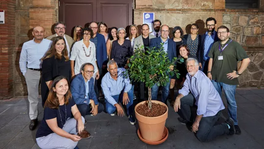 El director general de BIST, Gabby Silberman, y los directores de los siete centros BIST plantaron un árbol en la entrada de la sede de BIST como un gesto simbólico con el que la institución se une a las movilizaciones mundiales contra la crisis climática