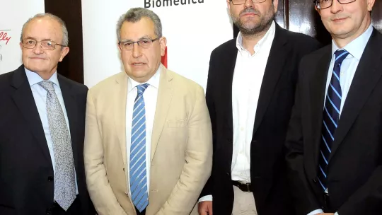 (De izquierda a derecha) El Dr. José Antonio Gutiérrez, consejero honorífico de la Fundación Lilly; los premiados Dr. Luis Alberto Moreno Aznar y Dr. Eduard Batlle; y el Dr. José Antonio Sacristán, director de la Fundación Lilly