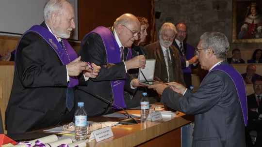 Le entrega la placa el Presidente de la RAFC, Josep M Ventura y junto la consejera de Justicia de la Generalitat, Ester Capella.