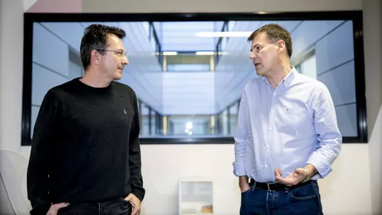 Raúl Méndez, IRB Barcelona & José J. Lucas, CSIC. Foto de Xavier Cervera, La Vanguardia.