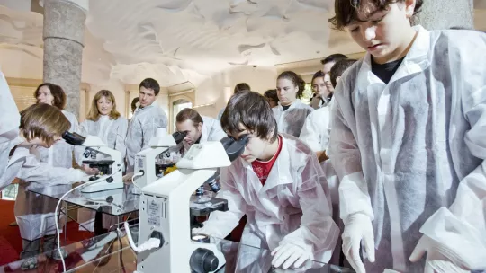 Estudiantes en "La Pedrera" participando en los talleres "¡Investiga!"