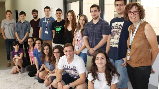 Adela Farré (derecha, parte superior) directora de Comunicación, Marketing y Promoción del PCB y Miriam Martínez (derecha, parte inferior), coordinadora de Pasa el verano en el Parque!, con los participantes (Foto: PCB).