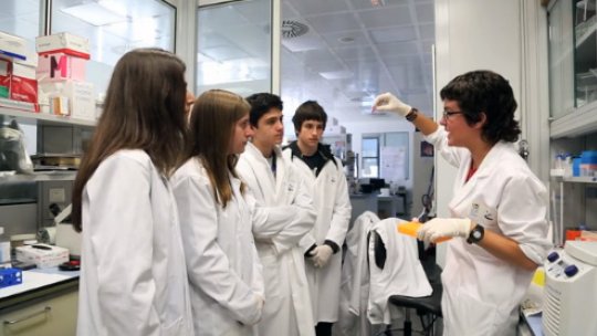 The 18 sessions of the "Crazy About Biomedicine" course take place in IRB Barcelona labs. Here with tutor Bahareh Eftekharzadeh (IRB Barcelona)