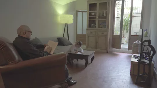 La campaña incluye un video donde un abuelo y su nieta valoran la investigación biomédica y agradecen a los científicos su trabajo. En la foto, una imagen del vídeo