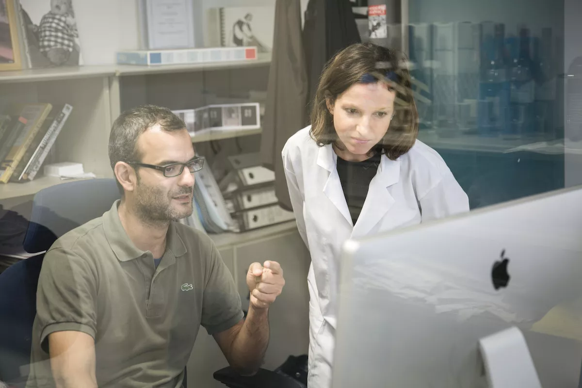 El Dr. Salvador Aznar-Benitah amb la investigadora Dra. Gloria Pascual al laboratori de Cèl·lules Mare i Càncer de l'IRB Barcelona
