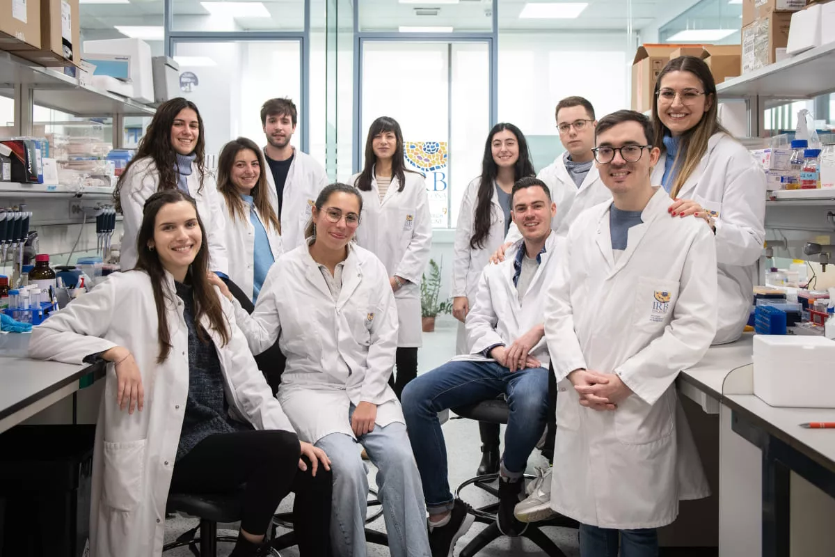 La Dra. Cristina Mayor-Ruiz con su equipo del laboratorio de Degradación Dirigida de Proteínas y Descubrimiento de Fármacos del IRB Barcelona